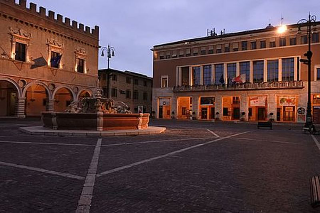 Pesaro stasera si illumina di blu per celebrare la giornata delle vittime civili di tutte le guerre
